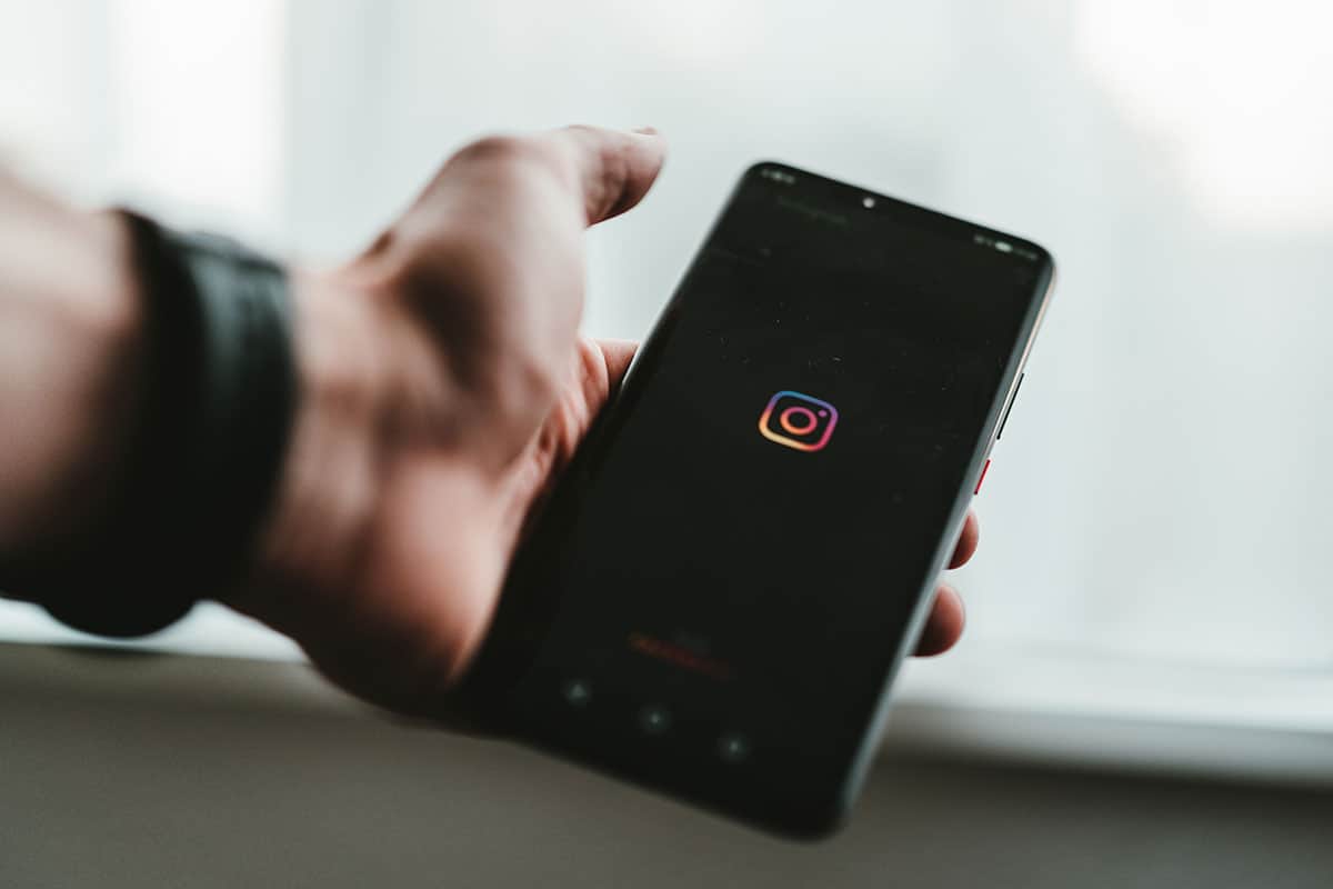 Self-managing social media vs. management under an agency